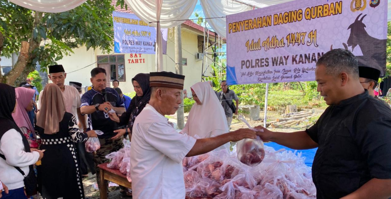 You are currently viewing Polres Way Kanan Tebar Kepedulian, Bagikan Daging Kurban kepada Masyarakat