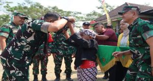 Read more about the article Senyum Tiga Generasi Sambut Jenderal: Potret Hangat Kunjungan Wasev TMMD 129 Bojonegoro di Kesongo