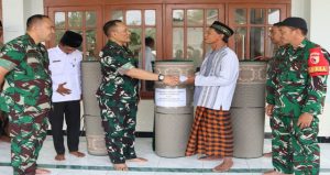 Read more about the article Kepedulian Tanpa Batas: Tim Wasev TMMD 129 Bojonegoro Salurkan Bantuan Karpet Tempat Ibadah