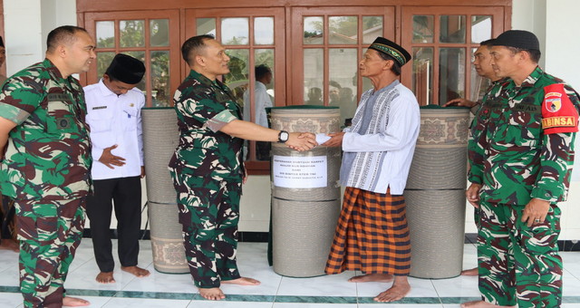 Read more about the article Kepedulian Tanpa Batas: Tim Wasev TMMD 129 Bojonegoro Salurkan Bantuan Karpet Tempat Ibadah