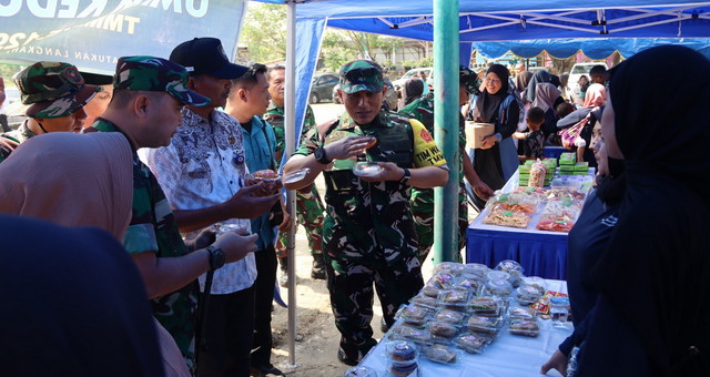 Read more about the article Tim Wasev TMMD 129 Bojonegoro Borong dan Bangkitkan UMKM Lokal