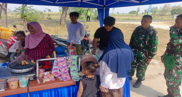 Read more about the article Seteguk Kesegaran Es Dawet Yogik: Cerita Manis Kemanunggalan TNI dan Warga di TMMD 129 Bojonegoro