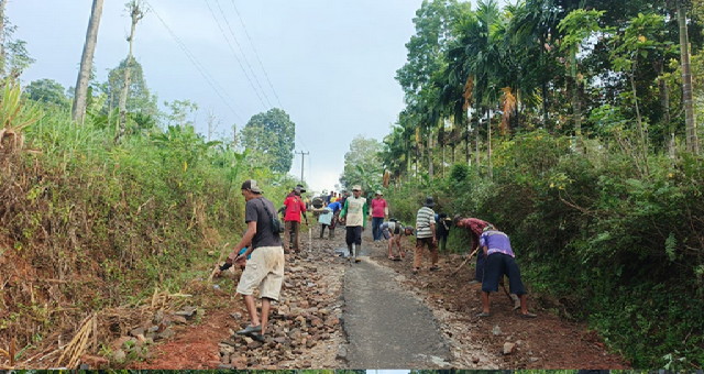 Read more about the article Warga Pekon Karang sari Gotong Royong Cor Jalan Secara Swadaya
