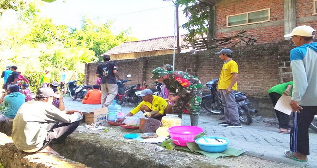 You are currently viewing Sajian Hangat Warga Kesongo Mengikat Hati Satgas TMMD 129 Bojonegoro