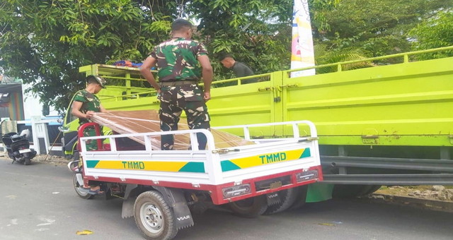 You are currently viewing Menembus Gang Sempit: Ketika ‘Motor Roda Tiga’ Satgas TMMD 129 Bojonegoro Bawa Harapan Rumah Layak Huni Warga Kesongo