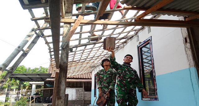 You are currently viewing Merajut Harapan di Bawah Atap Baru: Sentuhan Hangat Satgas TMMD 129 Bojonegoro untuk Rumah Pak Ladi