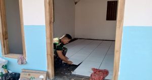 Read more about the article Wujudkan Impian Rumah Layak Huni, Satgas TMMD 129 Bojonegoro dan Warga Gotong Royong Pasang Keramik di Rumah Ibu Tini