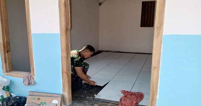 You are currently viewing Wujudkan Impian Rumah Layak Huni, Satgas TMMD 129 Bojonegoro dan Warga Gotong Royong Pasang Keramik di Rumah Ibu Tini