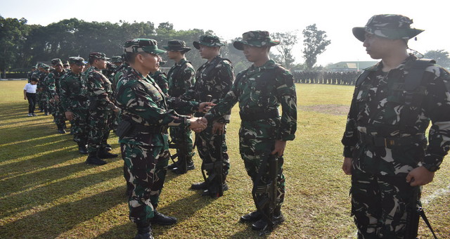 You are currently viewing Danrem 043/Gatam Motivasi Kontingen Balakrem dan Yonif 143/TWEJ pada Pembukaan Lomba Binsat Kodam XXI/Radin Inten