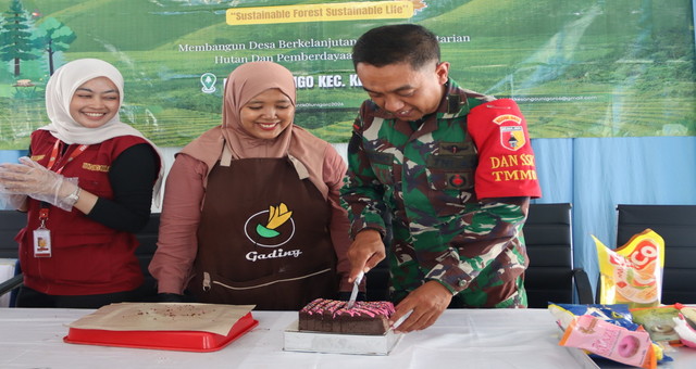 You are currently viewing Sinergitas Satgas TMMD 129 Bojonegoro dan Mahasiswa KKN-TK Unigoro Dongkrak Ekonomi Desa Kesongo