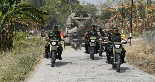 You are currently viewing TMMD 129 Bojonegoro: Ketika Jenderal Bintang Satu Menunggang Trail Menembus Pelosok Kesongo Demi Senyum Warga