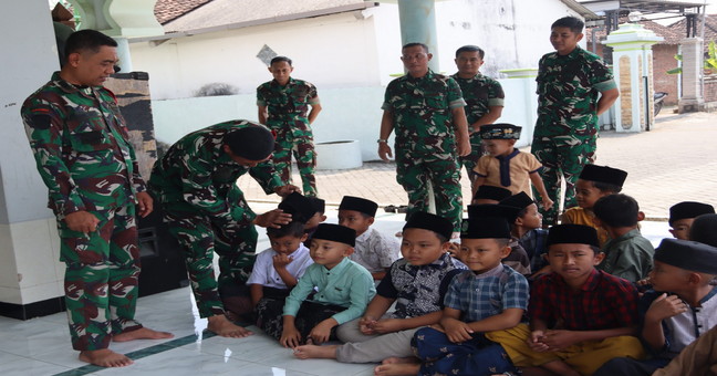 You are currently viewing Potret Hangat TMMD 129 Bojonegoro: Kala Prajurit TNI Jadi Sahabat Anak-Anak Desa Kesongo