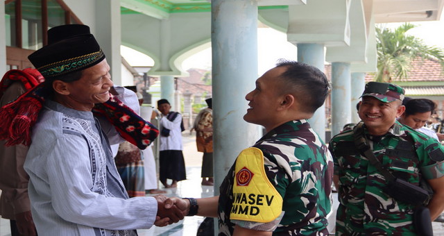 You are currently viewing Saat Bintang Satu dan Warga Bersujud Bersama: Potret Kebersamaan Tim Wasev TMMD 129 Bojonegoro di Desa Kesongo