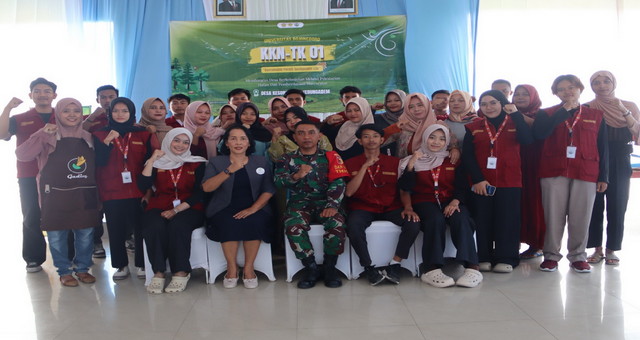 You are currently viewing Ketika Seragam Loreng dan Jaket Almamater Berpadu: TMMD 129 Bojonegoro Jadi Ajang Gembleng Generasi Muda
