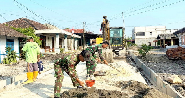 You are currently viewing Menembus Terik Demi Pelosok Desa: Satgas TMMD 129 Bojonegoro dan Warga Kesongo Wujudkan Drainase Bebas Banjir