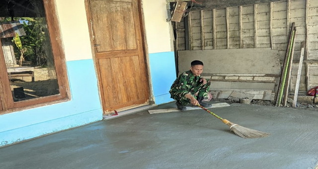 Read more about the article Ketelitian Demi Kualitas: Satgas TMMD 129 Bojonegoro Sulap Sapu Lidi Jadi Tekstur Lantai Aman dan Rapi