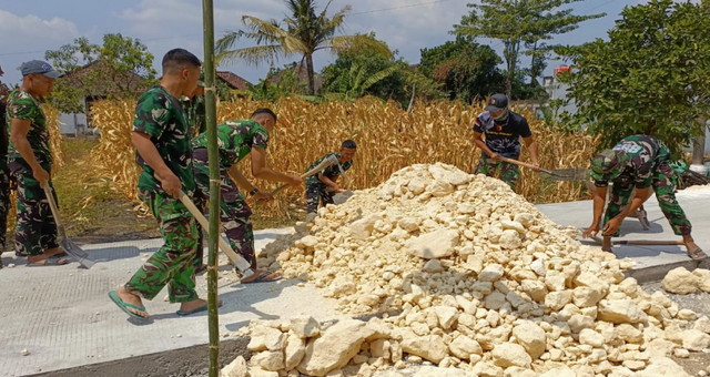 Read more about the article Menyulam Asa di Ujung Beton Kesongo: Ketika Peluh Satgas TMMD 129 Bojonegoro dan Warga Menyatu Tanpa Kenal Hari Libur