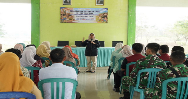 You are currently viewing Bangun Fisik dan Jiwa: TMMD 129 Bojonegoro ‘Nyalakan’ Jendela Dunia Lewat Literasi