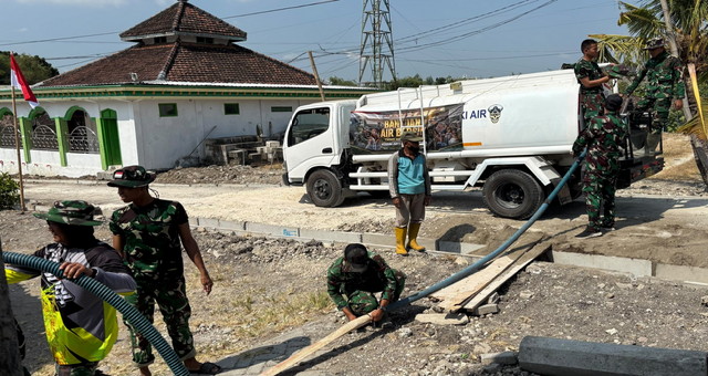 Read more about the article Senyum Mengembang: Satgas TMMD 129 Bojonegoro Grojok Air Bersih Door to Door di Kesongo
