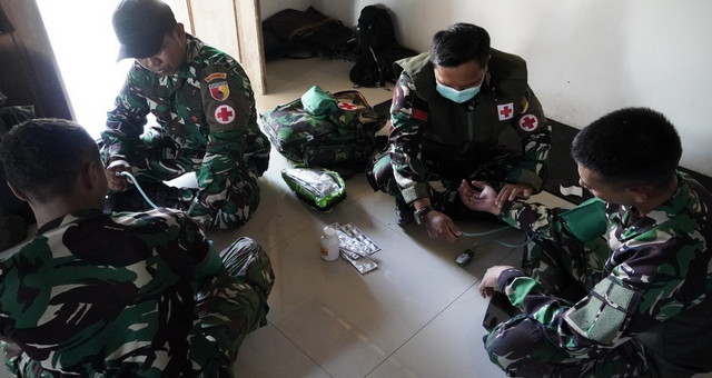 Read more about the article Menjaga “Napas” Pembangunan: Cerita Kemanusiaan dan Kesigapan Tim Kesehatan Satgas TMMD 129 Bojonegoro
