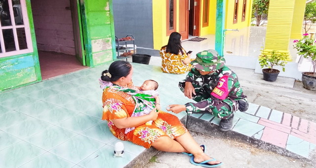 You are currently viewing Menyapa Hati di Teras Rumah: Cara Babinsa Kesongo Rajut Kebersamaan di TMMD 129 Bojonegoro