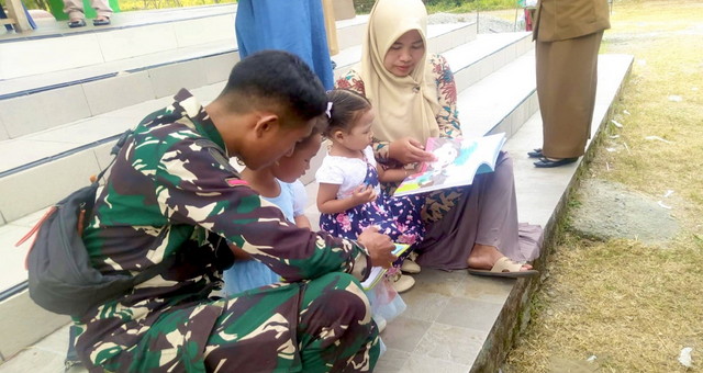 Read more about the article Menyemai Benih-Benih Kecerdasan: Ketika Satgas TMMD 129 Bojonegoro Membuka ‘Jendela Dunia’ Anak-Anak Kesongo
