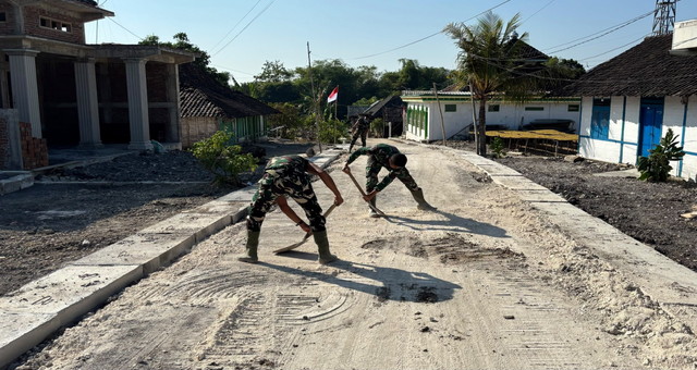 Read more about the article Wujud Nyata Gotong Royong: Satgas TMMD 129 Bojonegoro dan Warga Pacu Pembangunan Drainase demi Keawetan Jalan Desa