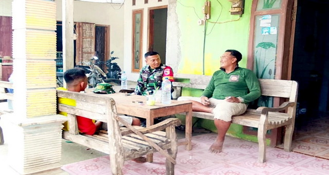 You are currently viewing Menganyam Kebersamaan di Teras Desa: Cara Babinsa Kesongo Rangkul Warga Sukseskan TMMD 129 Bojonegoro