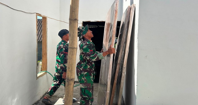 Read more about the article Memasuki Phase Finalization: Renovasi Rutilahu TMMD 129 Bojonegoro di Rumah Pak Koko Dikebut