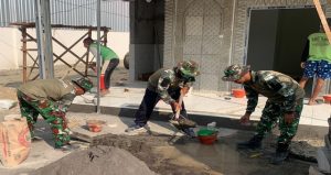 Read more about the article Memasuki Fase Finishing: Pembangunan Musholla Rest Area di TMMD 129 Bojonegoro Tahap Pasang Keramik dan Pengecatan Teras