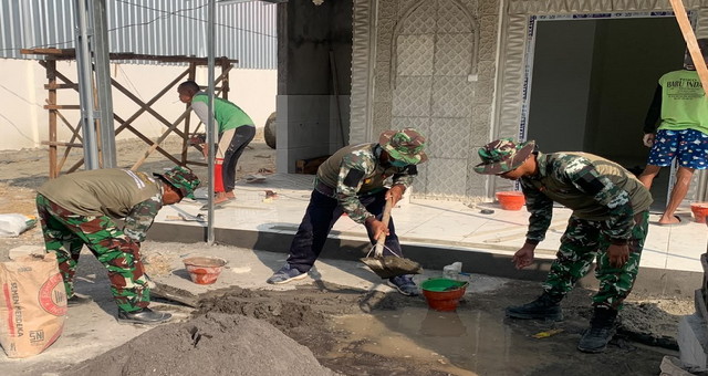 You are currently viewing Memasuki Fase Finishing: Pembangunan Musholla Rest Area di TMMD 129 Bojonegoro Tahap Pasang Keramik dan Pengecatan Teras