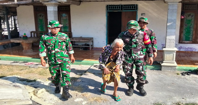 Read more about the article Sentuhan Kasih di Kesongo: Saat Satgas TMMD 129 Bojonegoro Merangkul Mbah Kasidah Menatap Rumah Baru Anak Tercinta