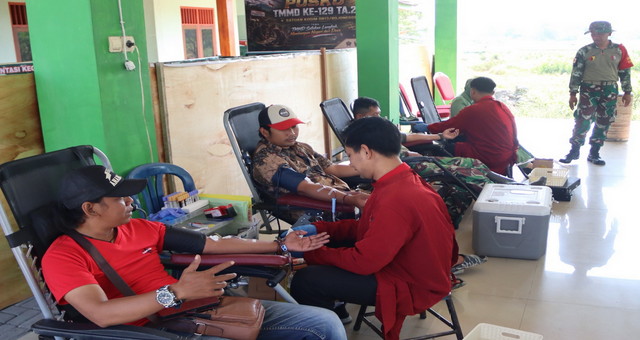 Read more about the article Lewat Setetes Darah: TMMD 129 Bojonegoro Rajut Kepedulian Kemanusiaan di Desa Kesongo
