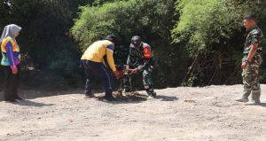 Read more about the article Sinergi Hijau di TMMD 129 Bojonegoro: Babinsa Kesongo dan DLH ‘Keroyokan’ Buat Lubang Tanam Pohon untuk Jaga Tanggul Sungai