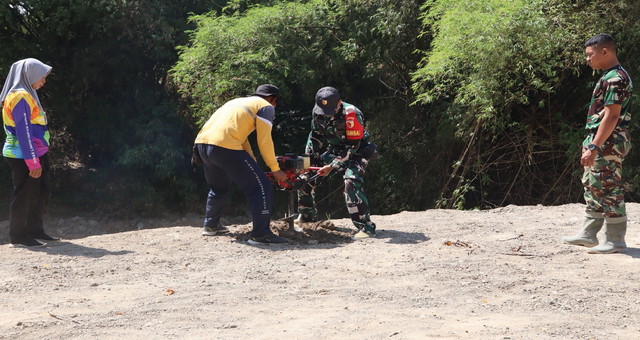 Read more about the article Sinergi Hijau di TMMD 129 Bojonegoro: Babinsa Kesongo dan DLH ‘Keroyokan’ Buat Lubang Tanam Pohon untuk Jaga Tanggul Sungai