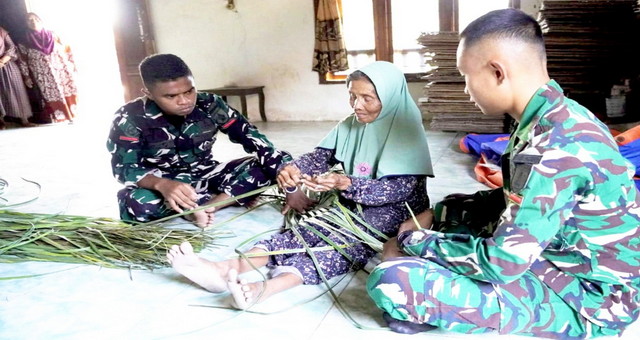 Read more about the article Gagah di Lapangan, Telaten Menganyam Janur: Potret Kemanunggalan Satgas TMMD 129 Bojonegoro di Kesongo