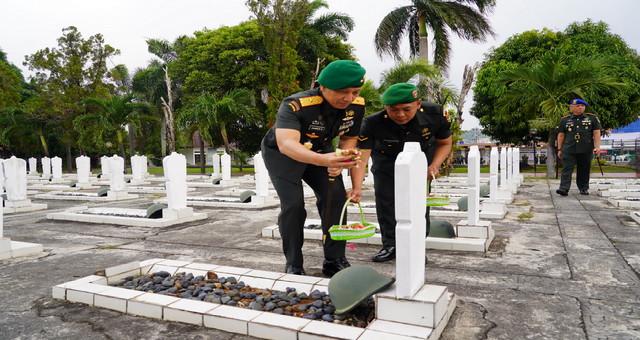 Read more about the article Danrem 043/Gatam Hadiri Ziarah Dan Bakti Kesehatan HUT Ke-1 Kodam XXI/Radin Inten