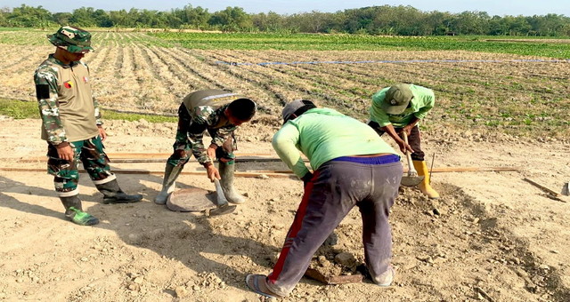 You are currently viewing Pacu Ekonomi Pedesaan: Satgas TMMd 129 Bojonegoro Bangun Lapak PKL di Rest Area Kesongo