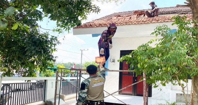 You are currently viewing Atap Kokoh, Warna Baru: Sinergi Satgas TMMD 129 Bojonegoro dan Warga Sulap SDN Kesongo 1 Jadi Rumah Belajar Nyaman