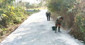 Read more about the article Sentuhan Akhir Bertangan Dingin: Satgas TMMD 129 Bojonegoro Bikin Jalan Desa Kesongo Rapi dan Aman