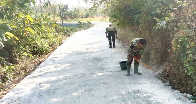 You are currently viewing Sentuhan Akhir Bertangan Dingin: Satgas TMMD 129 Bojonegoro Bikin Jalan Desa Kesongo Rapi dan Aman
