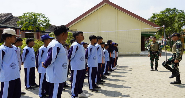 You are currently viewing Menyemai Disiplin di Pelosok Desa: Kala Satgas TMMD 129 Bojonegoro Latih Karakter Siswa SMPN Satu Atap Kesongo
