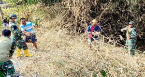 Read more about the article Merawat Lingkungan, Membangun Masa Depan: Satgas TMMD 129 Bojonegoro dan Warga Bersih-Bersih Sungai Kesongo