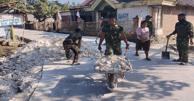 You are currently viewing Menolak Menyerah pada Terik: Ketika Keringat Satgas TMMD 129 Bojonegoro dan Warga Kesongo Menyatu Demi Jalan Masa Depan