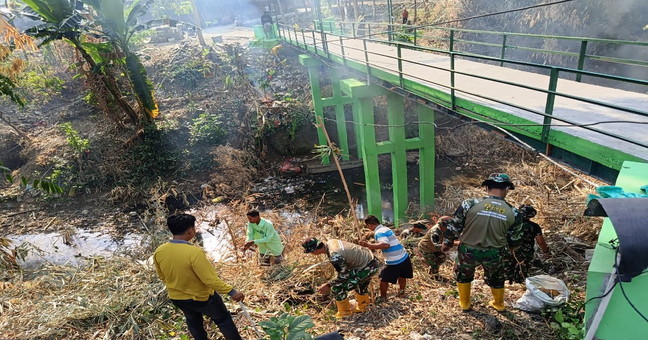 You are currently viewing Cerita Satgas TMMD 129 Bojonegoro Rajut Kebersamaan di Jembatan Brang Etan