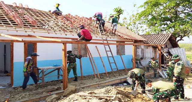 Read more about the article Menyusun Genting, Merajut Asa: Sentuhan Kebersamaan Satgas TMMD 129 Bojonegoro dan Warga di Kesongo