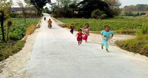 Read more about the article Senyum Ceria Anggi dan Jalan Beton TMMD 129 Bojonegoro yang Mengubah Suasana Sore di Dusun Mundu