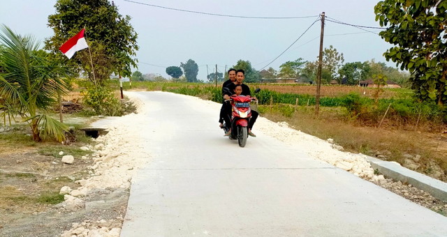 Read more about the article Akses Mulus, Ekonomi Terakselerasi: Jalan Cor Beton TMMD 129 Bojonegoro di Kedungpandan Tuntas 100 Persen