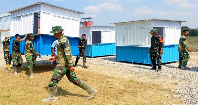 Read more about the article Panas Terik Tak Masalah! Satgas TMMD 129 Bojonegoro Gotong ‘Lapak Masa Depan’ Demi UMKM Kesongo