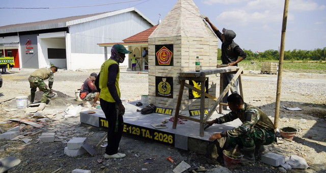 Read more about the article Monumen Kebersamaan: Tugu TMMD 129 Bojonegoro Siap Jadi Saksi Kemanunggalan TNI dan Rakyat di Kesongo